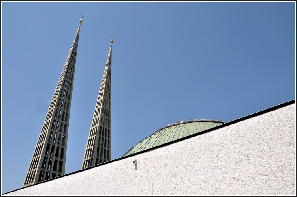 . Zwei Spitzen, Kuppel und Mauer - Don-Bosco-Kirche in Augsburg (Jonas)