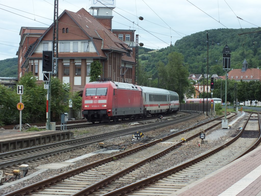 101 012 erreicht am 23.06.2013 mit EC 219 (Frankfurt a.M. - Graz) Weinheim.