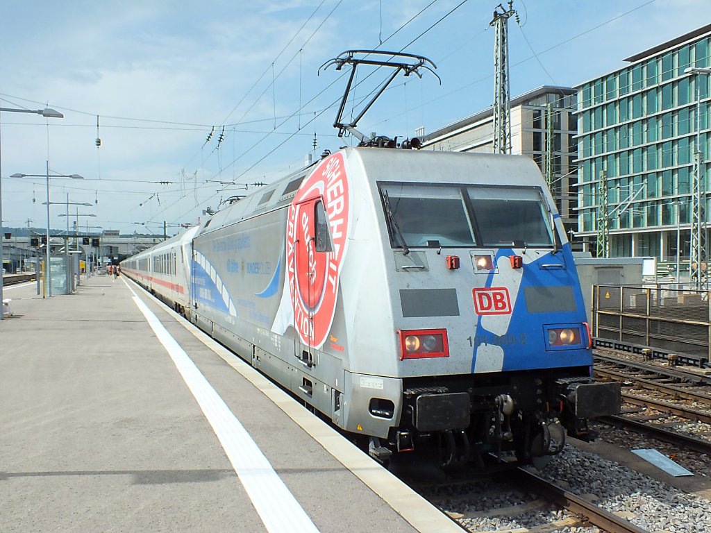 101 060 (mit Werbung fr die Deutsche Bundespolizei) am 3.8.13 in Stuttgart Hauptbahnhof. Am Haken hat sie IC 2312 (Stuttgart - Hamburg-Altona).