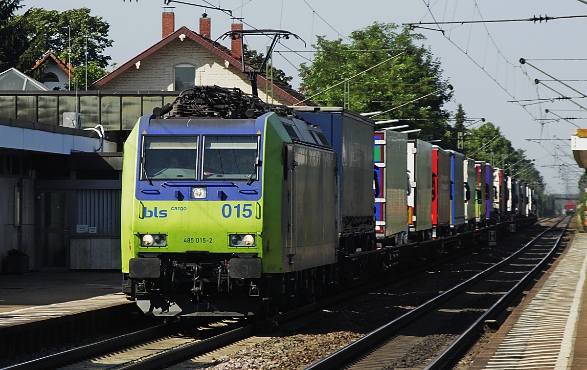 Am 15.07.2015 ist BLS Cargo 485 015-2 in Bad Krozingen Richtung Norden unterwegs
