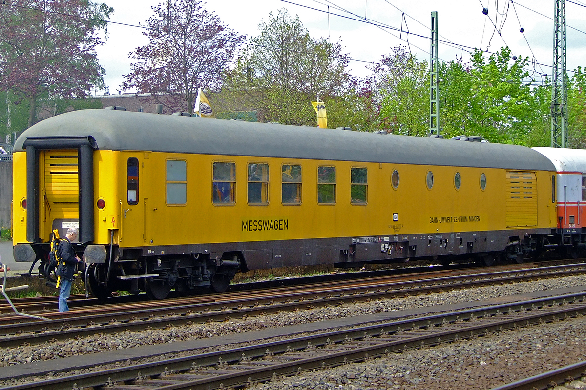 
Der ex Messwagen 61 80 99 - 92 002-6 D-DB vom Bahn-Umwelt-Zentrum Minden, seit ca. 2007 als Begleitwagen der Deutsche Museums-Eisenbahn GmbH (DME), die am 01.05.2010 auch mit der 23 042 zu den Dampfloktage nach Bebra angereist waren.

Der Wagen wurde 1972 von Wegmann, Kassel unter der Fabrik-Nr. 11562 gebaut. Bei der DB hatte er zunächst eine grüne Lackierung, die Nr. lautete 51 80 99 - 80 002-2 Bauart Dienst ümh 315, später erhielt der Wagen die Nr. 61 80 99 - 92 002-6 D-DB, Dienst m 315, danach 63 80 99 - 92 002-4 D-DB. Eingesetzt wurde er zunächst von der Messgruppe M 6 bei der Bundesbahn-Versuchsanstalt Minden ab 1994 Forschungs- und Technologiezentrum Minden heute Bahn-Umwelt-Zentrum Minden. 

TECHNISCHE DATEN:
Bauart:  Dienst m 315
Spurweite: 1.435 mm
Hersteller:  Wegmann, Kassel  11562/1972
Baujahr:  1972
LüP:  26,4 m
Hg:  200 km/h