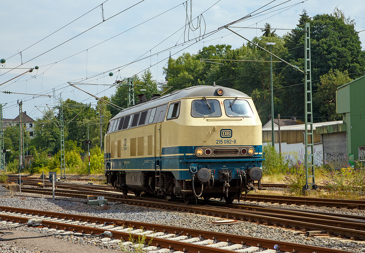 
Die 215 082-9 der Aggerbahn (Andreas Voll e.K., Wiehl), eigentlich 225 082-7 (92 80 1225 082-7 D-AVOLL), ex DB 225 082-7, ex DB 215 082-9, fährt am 21.07.2018 vom Betzdorf (Sieg) in den Abstellbereich.

Die V 163 wurde 1971 bei MaK in Kiel unter der Fabriknummer 2000087 gebaut und als 215 082-9 an die DB geliefert. Im Jahr 2001 erfolgte der Umbau und Umbezeichnung in 225 082-7. Am 12.01.2009  erfolgte die z-Stellung und am 02.02.2012  die Ausmusterung  bei der DB. Über ALS - ALSTOM Lokomotiven Service GmbH in Stendal kam sie dann im Frühjahr 2013 zur Aggerbahn, sie hat die NVR-Nummer 92 80 1225 082-7 D-AVOLL).