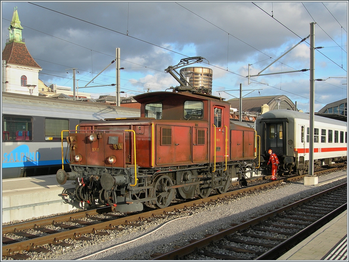 Die schon seit etlichen Jahren im Einsatz stehende Ee 3/3 II 16511 kümmert sich um einen DB IC-Wagen (Raucherwagen), welcher der EC 101 Hamburg - Koblenz - Chur in Basel SBB zurücklässt.

21. Jan. 2007