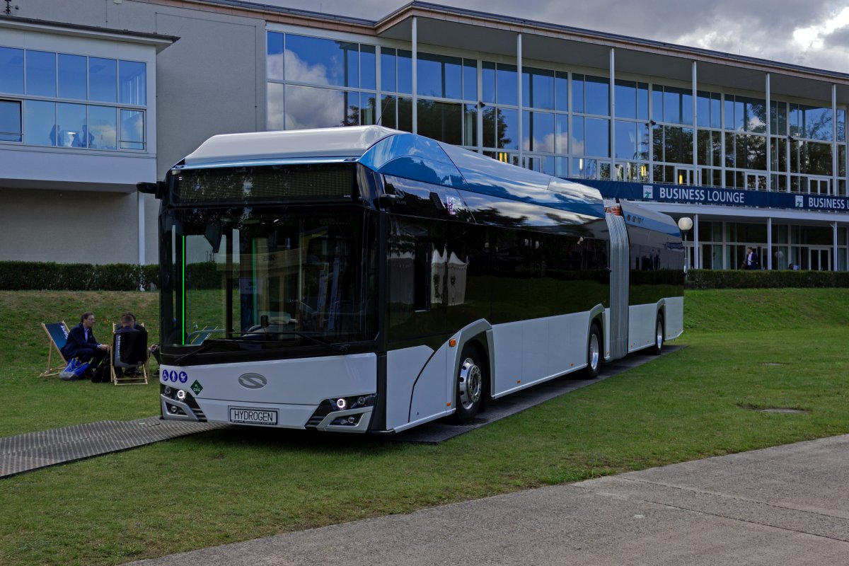 Nachdem seit einigen Jahren Solobusse von Solaris mit Wasserstoffantrieb unterwegs sind, waren Gelenkbusse bisher nicht im Lieferprogramm. Auf der InnoTrans 2022 war einer der ersten Prototypen der Baureihe Urbino 18 hydrogen ausgestellt.