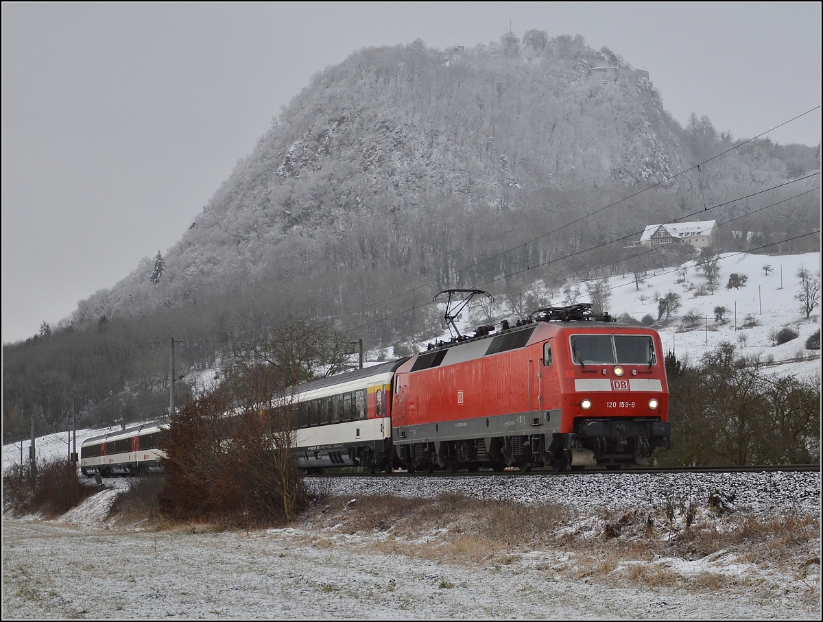 Unter Vulkanen. 120 159-9 bringt den IC 282 Richtung Stuttgart. Hier unter dem Hohentwiel. Januar 2015.