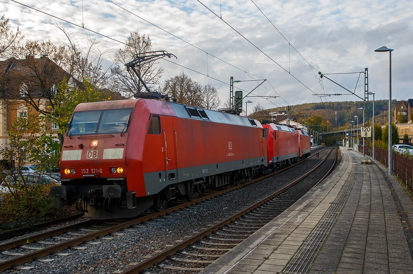 Die 152 121-0 mit den kalten 185 155-8 und 152 017-2 (alle drei von der DB Cargo) fahren am 05.11.2022 als Lokzug durch Kirchen (Sieg) in Richtung Kln. 