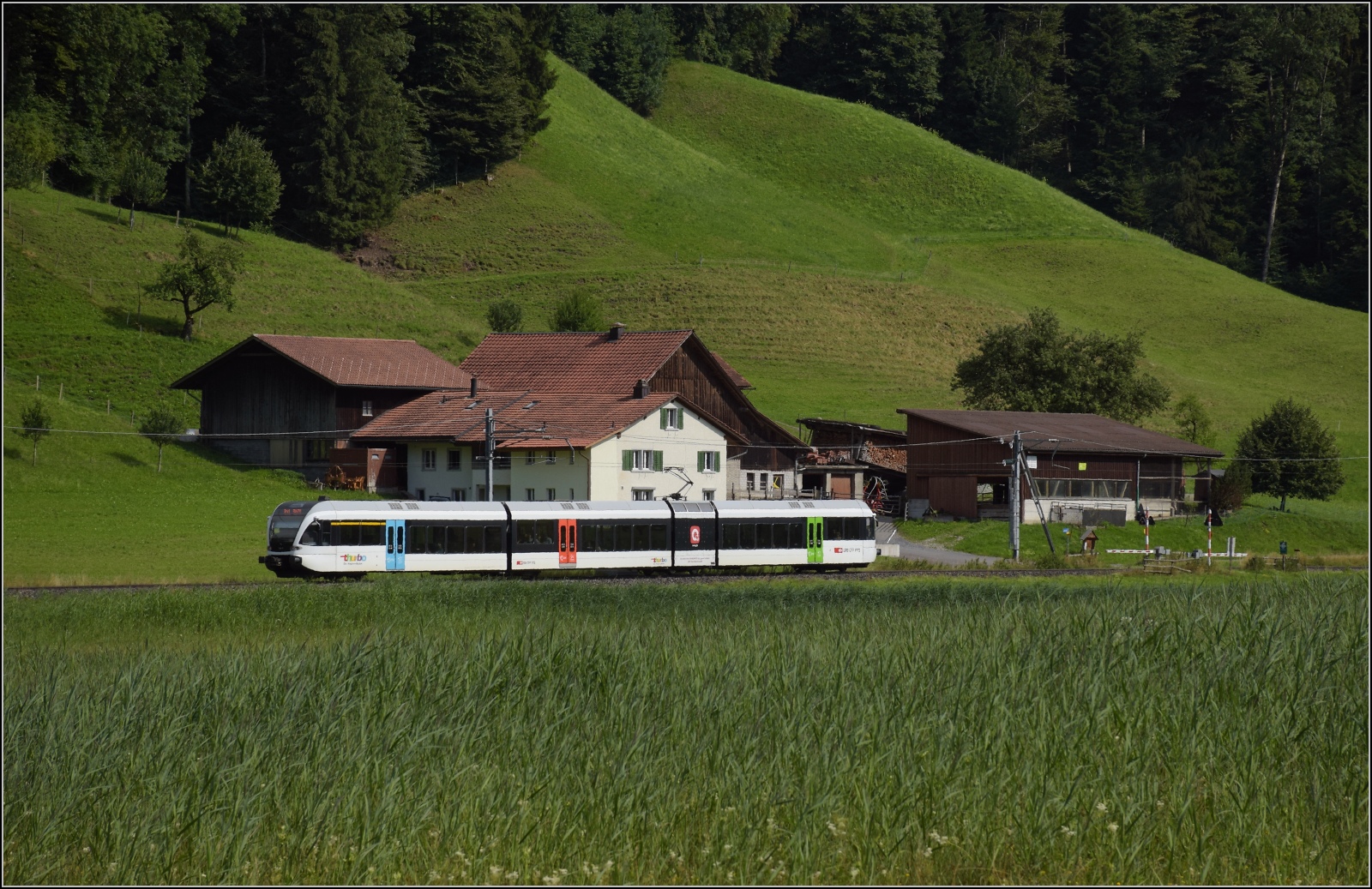 Turbo-GTW RABe 526 auf der Tösstalbahn zwischen Fischenthal und Gibswil. Juli 2023.