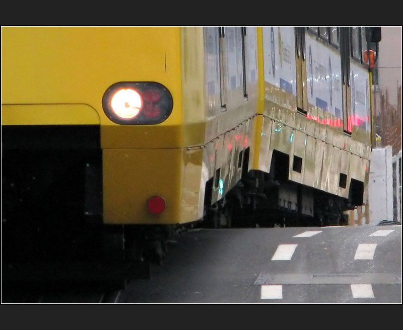 . Abgeknickt - Ein Stuttgarter Stadtbahnzug im bergang von einer Steilstrecke zur flacheren Strecke. Fotografisch immer wieder spannend festzuhalten sind die Neigungswechsel der Strecken bei der Stuttgarter Stadtbahn. (Jonas)