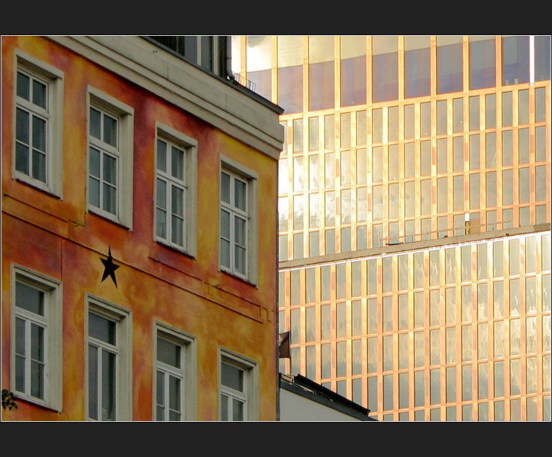 Eine alte Fassaden neben einer neuen Hochhausfassade, gesehen in Hamburg in der Hafenstrae. (Matthias)