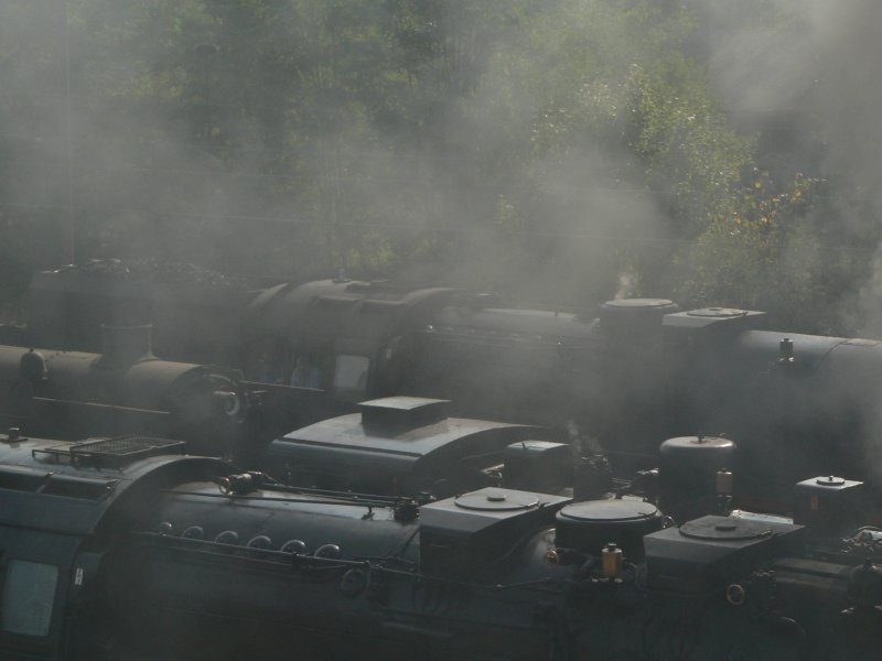 Faszination Technik: Rauchende Dampfloks beim Bahnhofsfest Schneweide, Oktober 2006
