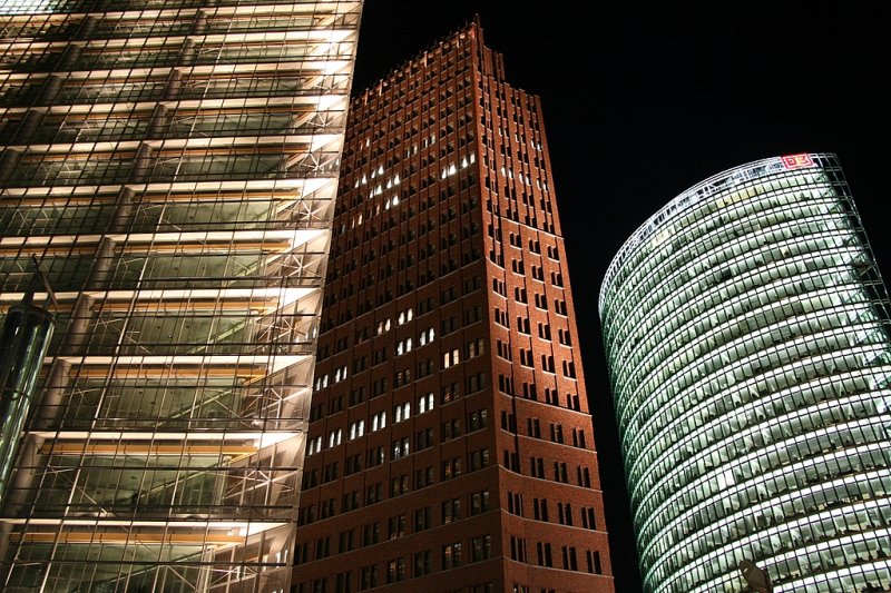 Potsdamer Platz bei Nacht- Bahntower und Kollhoff Tower.