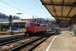 So ganz ohne Logo, wirkt eine Lok doch irgendwie „nackt“, zumal wie wenn sie einfarbig ist...
Die 111 213-5 (91 80 6111 213-5 D-ZUG) der smart rail GmbH (München) fährt am 02.03.2023 auf Tfzf (Triebfahrzeugfahrt) durch den Bahnhof Betzdorf (Sieg) in Richtung Siegen.

Die Lok wurde 1984 von der Krauss-Maffei AG in München-Allach unter der Fabriknummer 19920 gebaut und als 111 213-5 an die Deutsche Bundesbahn geliefert. Bis 2021 war sie im Bestand der DB Regio AG. Ich gehe mal davon aus, man wird die Lok wohl bald in einer neuen Farbvariante sehen.

Im Hintergrund sieht man wie weit die Abbrucharbeiten am ehem. AW Betzdorf (Sieg), zu Reichsbahnzeiten auch Eisenbahnausbesserungswerk (EAW), sind. Hier soll Betzdorfs neuer Mittelpunkt der Stadt entstehen. Auf dem ca. 10.000 m² großen Areal sollen Wohnungen, Einkaufmöglichkeiten und Arbeitsplätze entstehen. Der unter Denkmalschutz stehende Gebäudeteil soll stehen bleiben.
