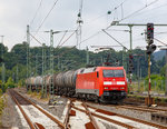   Die 152 043-6 (91 80 6152 043-6 D-DB) der DB Cargo Deutschland AG fährt am 05.08.2016 mit einem Kesselwagen-Zug (Kesselwagen der Gattung Zacns) durch den Bahnhof Betzdorf (Sieg) in Richtung