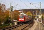 Die 146 006-2 (91 80 6146 006-2 D-DB) der DB Regio NRW am 29.10.2021, mit dem RE 9 (rsx - Rhein-Sieg-Express) Siegen - Köln – Aachen, beim Halt im Bahnhof Kirchen/Sieg.