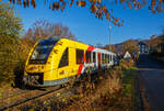 Der VT 505 (95 80 1648 105-2 D-HEB / 95 80 1648 605-1 D-HEB), ein Alstom Coradia LINT 41 der neuen Generation / neue Kopfform, der HLB (Hessische Landesbahn GmbH) verlässt am 11.11.2021, als RB