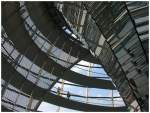 Innenansicht der Glaskuppel auf dem deutschen Bundestag in Berlin.