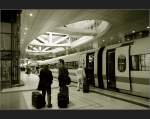 Eines meine Lieblingsbilder: Der Flughafenbahnhof Frankfurt aus der Sicht eines Bahnreisenden. Der moderne Zug passt in den modernen Bahnhof mit der eleganten ovalen Deckenffnung. Die beiden Geschftsreisenden passen gut in die Szenerie. (Matthias)