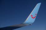 Schleichwerbung: Rechte Tragflchenspitze einer Boeing 737 eines bekannten Urlaubsfliegers auf dem Rckflug von Tunesien am 8.