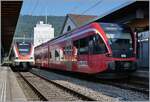 In Biel/Bienne wartet der SBB RABe 522 205 und SBB GTW 526 263 auf die Abfahrt als RE nach Delle, bzw. Regionalzug nach La Chaux de Fonds. 

22. Juli 2018