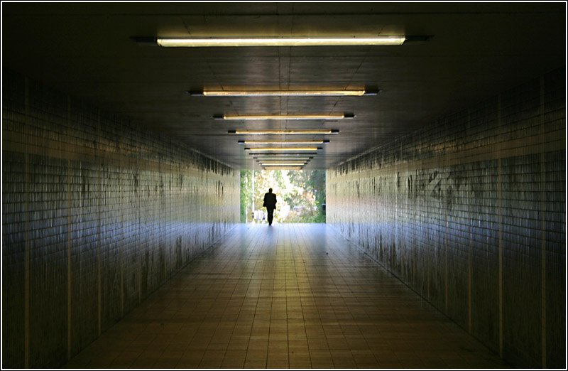 Unterfhrung am Bahnhof Crailsheim: auch solche an sich trostlosen Orte haben ihren fotografischen Reiz. Hier geht der Blick an das Ende des Tunnels ins Helle. Diese Licht wird dann an den Fliesen gespiegelt, was eine schne Wirkung erzeugt. Der Passant wird zum Schattenriss. (Matthias)