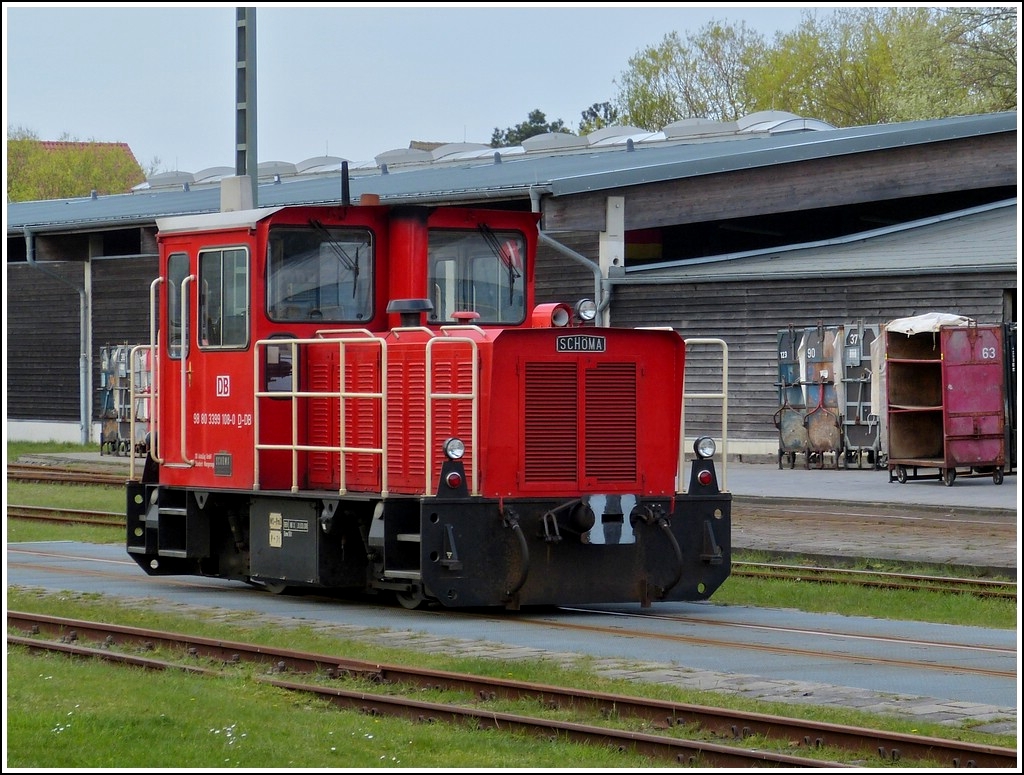 . Die Schma Schmalspurlok (1000 mm) 399 108-0 wurde 1999 unter der Fabriknummer 5600 gebaut (Herstellertyp: CFL 150 DCL, Bauart: B-dh). Die Wangerooger Inselbahn ist das einzige von Verbrennungsmotoren angetriebene Verkehrsmittel auf der Insel. 07.05.2012 (Hans)