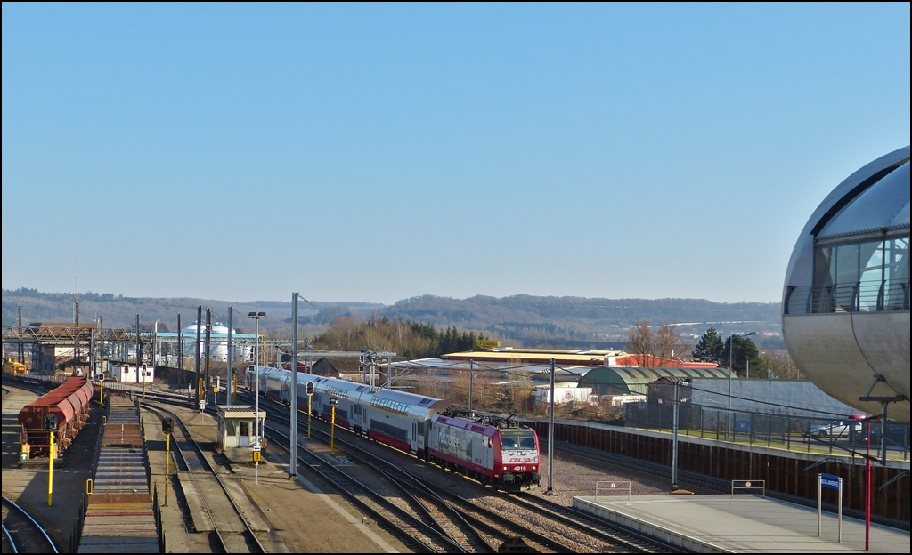 . Von der Fugngerbrcke, welche den Bahnhof Belval Universit mit der Industriebrache Esch Belval verbindet, konnte ich am 04.03.2013 die 4016 mit dem RE 6965 Luxembourg - Rodange bei der Einfahrt in den Bahnhof fotografieren. Am linken Bildrand ist noch die CFL Cargo Diesellok 318 zu sehen, welche die Flachwagen durch den Verschiebebahnhof Esch Belval drckte, sie wurde aber leider Opfer des Ausrichtens. (Jeanny)