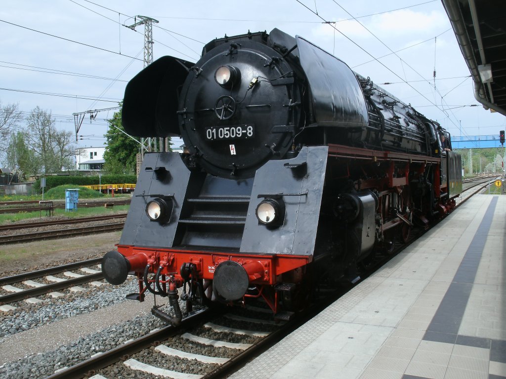 01 0509-8 kam am Nachmittag,vom 11.Mai 2013,von Putbus in Bergen/R�gen an.