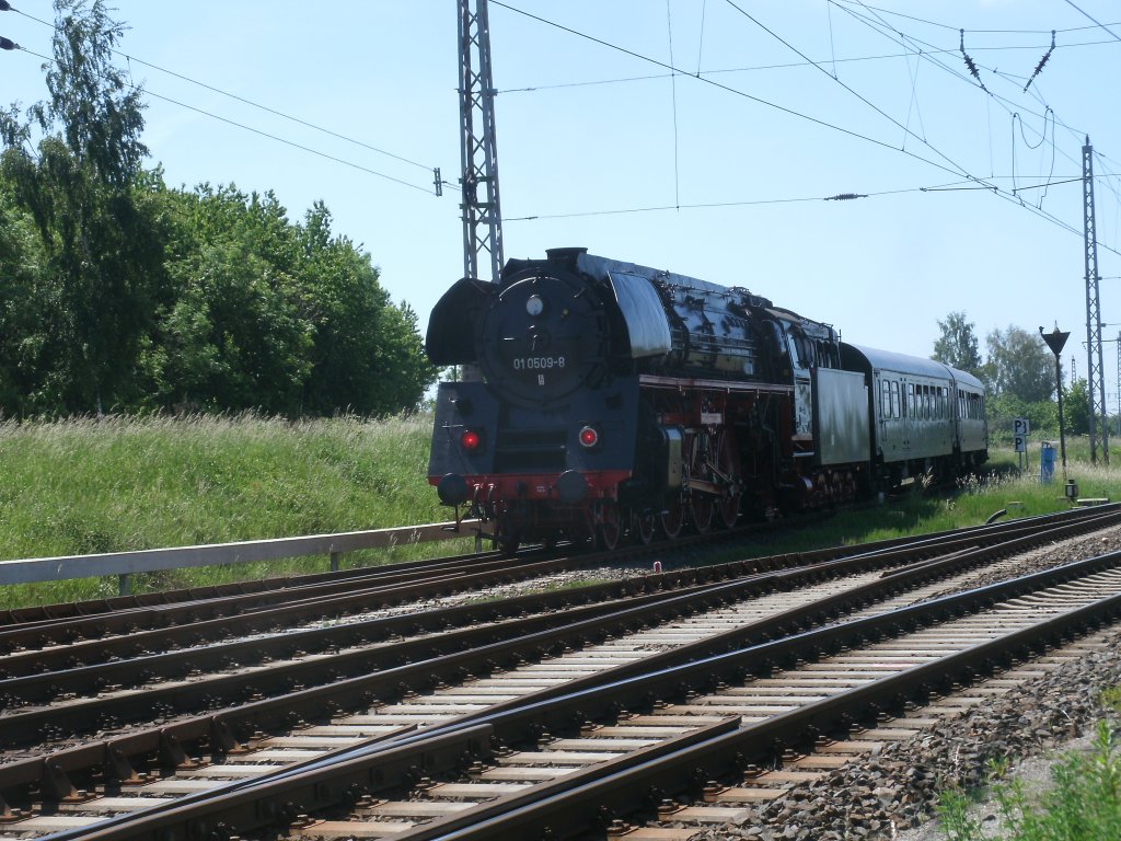 01 0509 am Schlu� vom Sonderzug Berlin Wannsee-Putbus am 04.Juni 2011 bei der Ausfahrt aus Bergen/R�gen.Zuglok war 112 565.