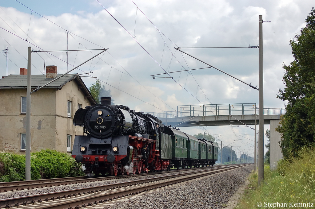 03 1010 auf der �berf�hrungsfahrt zum Dampflokspektakel in der Prignitz (14.08.2011) von Berlin-Sch�neweide nach Kyritz bei der Durchfahrt in Vietznitz. 13.08.2011