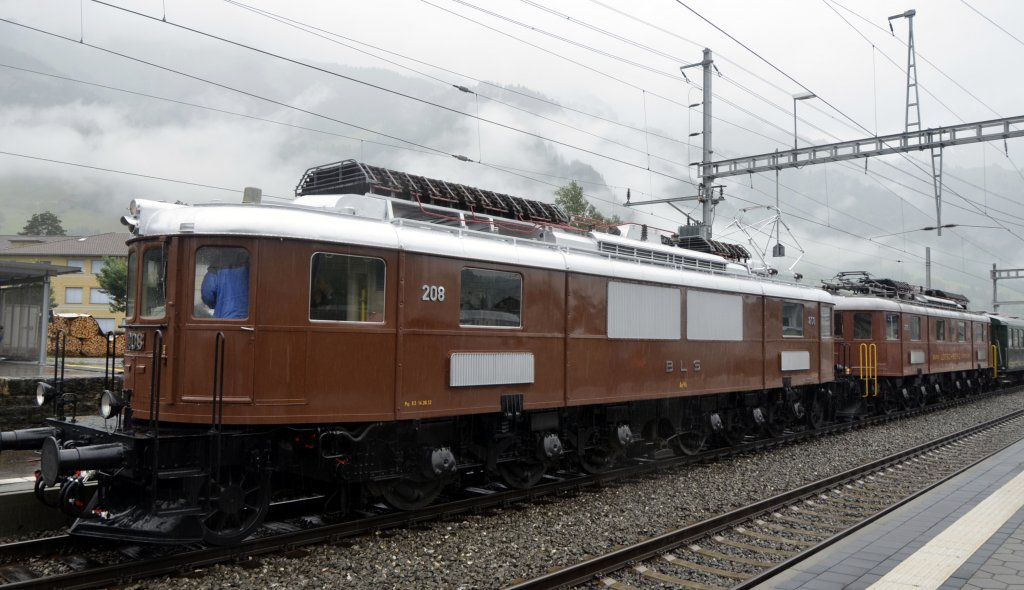 100 Jahre Ltschbergbahn. BLS Ae 6/8 208 und 205 warten vor dem historischen Sonderzug auf die Abfahrt nach Kandersteg. (29.06.2013)