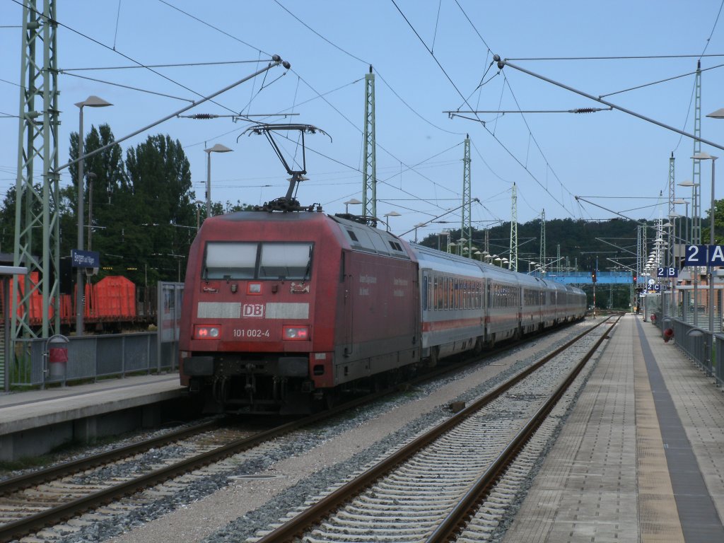 101 002 schob,am 13.August 2011,den IC 2212 aus Koblenz nach Binz aus Gleis 3 aus den Bahnhof Bergen/R�gen.
