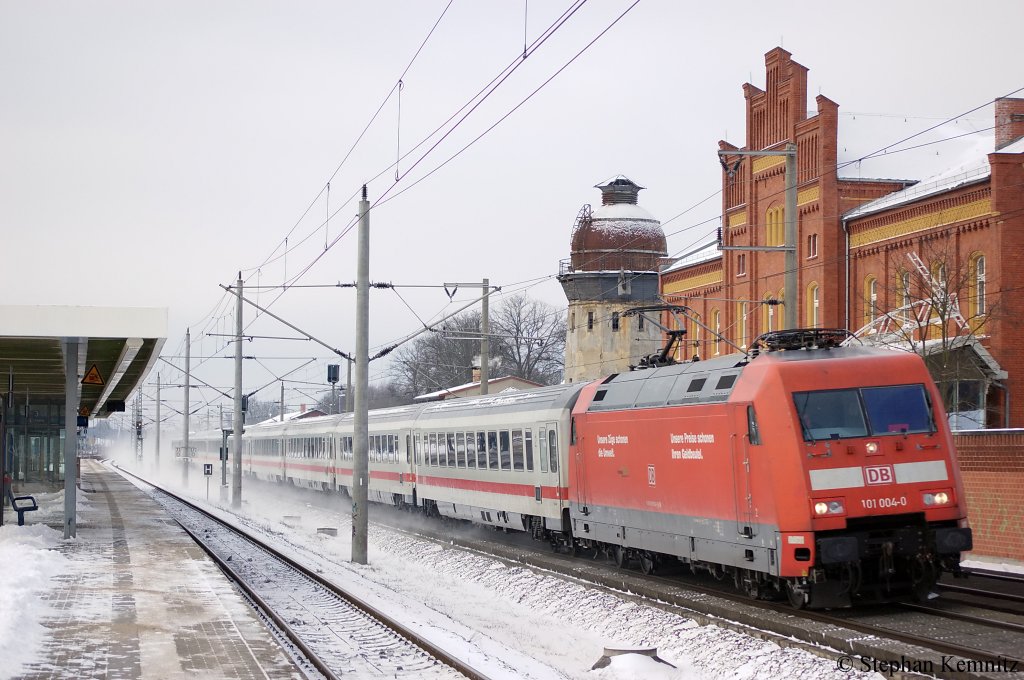 101 004-0 f�hrt mit dem IC 2243 nach Berlin Ostbahnhof durch den Bahnhof Rathenow. 03.12.2010