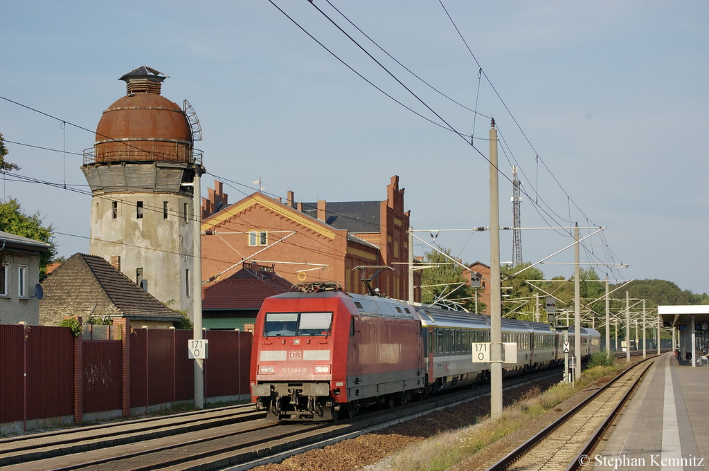 101 006-5 mit dem IC 1925 (SBB-Wagenpark und einen IC-Waggon) von Berlin S�dkreuz nach K�ln Hbf in Rathenow. 04.09.2011