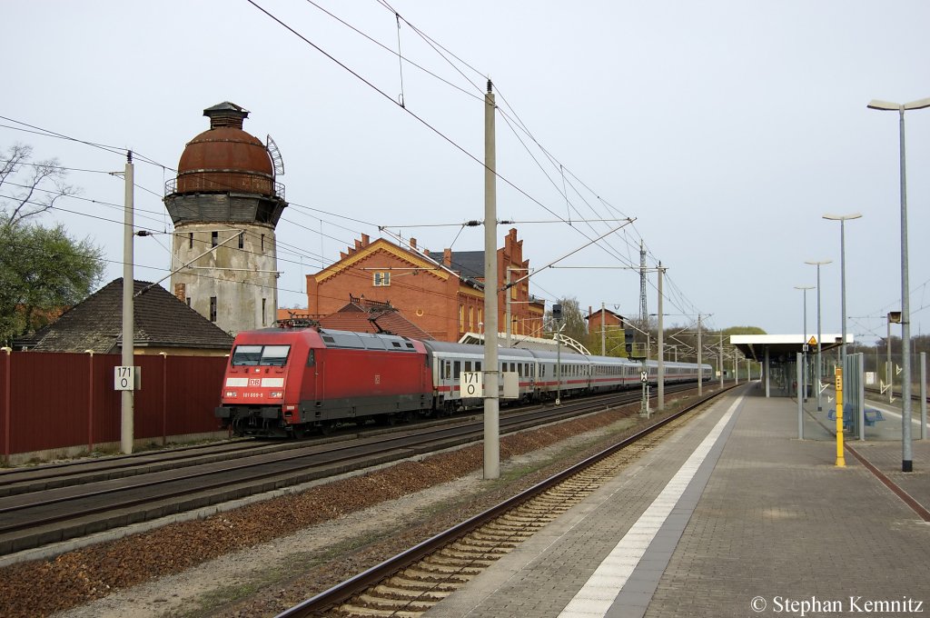 101 009-9 wegen Bauarbeiten auf der ICE-Strecke Berlin-Hannover mit dem jetzt 40 Minuten frher und noch bis 19.06.2011 ber Rathenow fahrenden IC 140 von Berlin Ostbahnhof nach Schiphol (Airport). 11.04.2011  