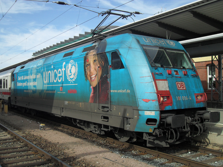 101 016-4 mit IC2507 von Stralsund Hbf nach Bad Kleinen kurz vor der Abfahrt im Rostocker Hbf.(23.03.2011)