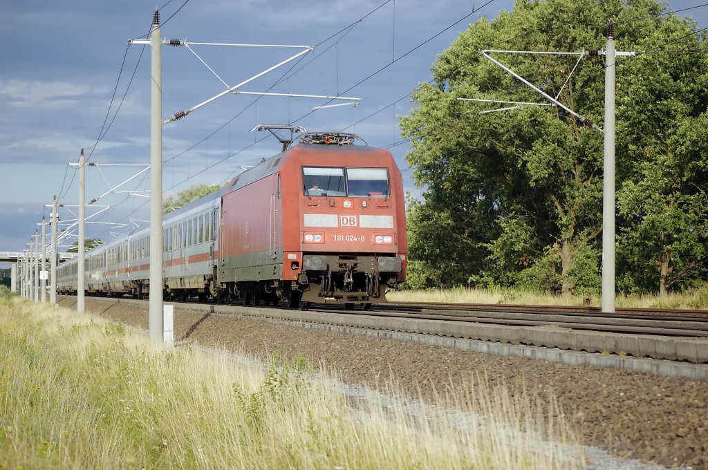 101 024-8 mit dem IC 2242 Mnster(Westf)Hbf. 29.07.2010