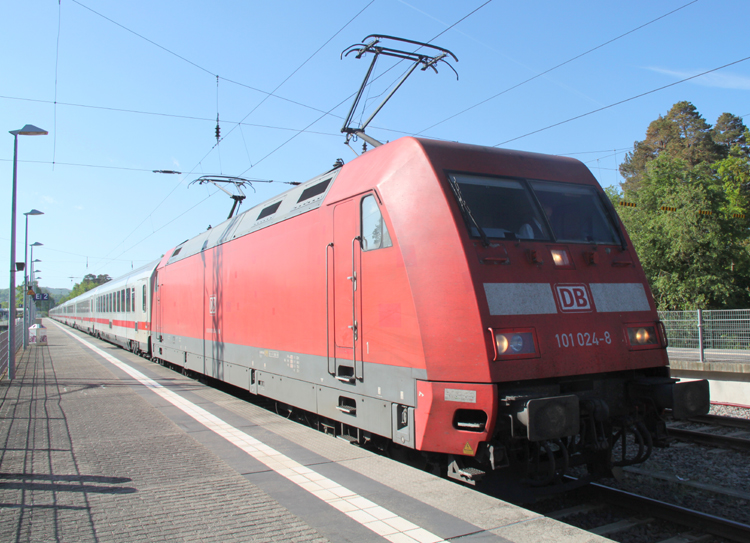 101 024-8 mit IC2213 von Ostseebad Binz nach Stuttgart Hbf stand am Bahnsteig 2 im Bahnof Ostseebad Binz und hat auf die Abfahrt gefartet.(23.05.2011)