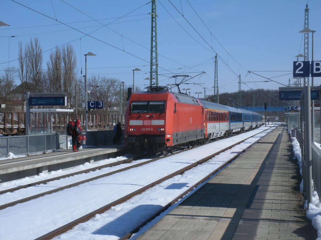 101 039-6 mit dem EC 379 Binz-Brno,am 01.April 2012,bei der Einfahrt in Bergen/R�gen.
