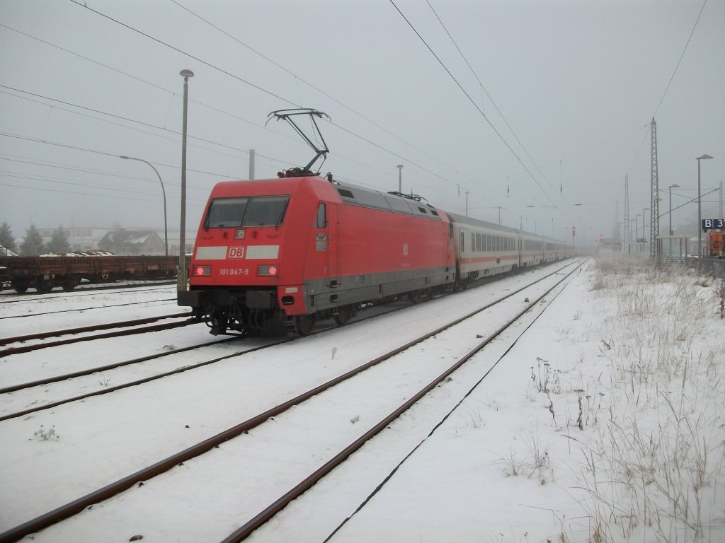 101 047 fuhr mit dem IC Koblenz-Binz am 07.Dezember 2010 �ber die G�tergleise in Bergen/R�gen durch.