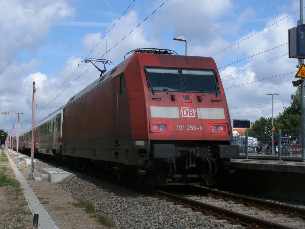 101 056 kam,am 20.August 2011,mit dem IC 2184 aus Hannover nach Binz und fuhr anschlie�end mit dem IC nach Hamburg zur�ck.