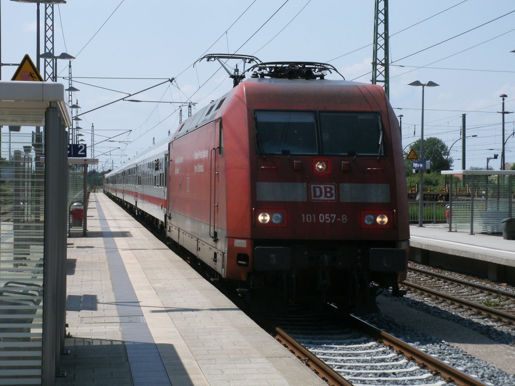 101 057 zog den IC 2353,aus Erfurt nach Binz,am 11.Juni 2011,bei der Einfahrt in Bergen/R�gen. 