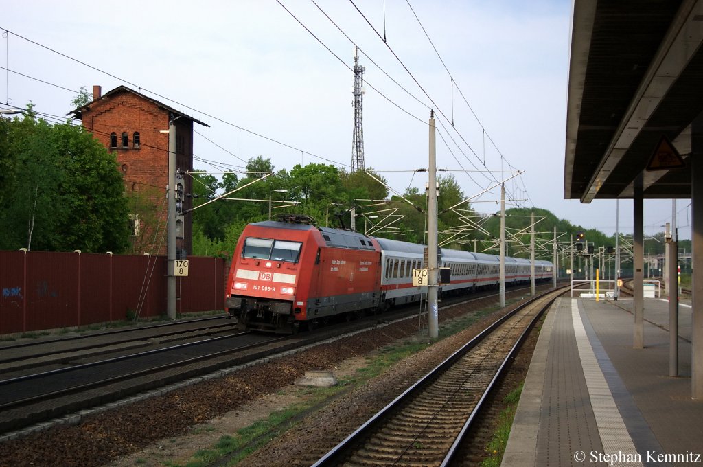 101 066-9 mit dem IC 2242 von Berlin Ostbahnhof nach M�nster(Westf)Hbf in Rathenow. 28.04.2011