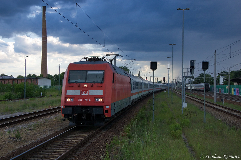 101 078-4 mit dem IC 147 von Schiphol (Airport) nach Berlin Ostbahnhof. Wegen  Verz�gerungen im Betriebsablauf  hatte der IC 147 einen au�erplanm��igen Halt in Rathenow und f�hrt hier in Rathenow ein. 08.06.2012