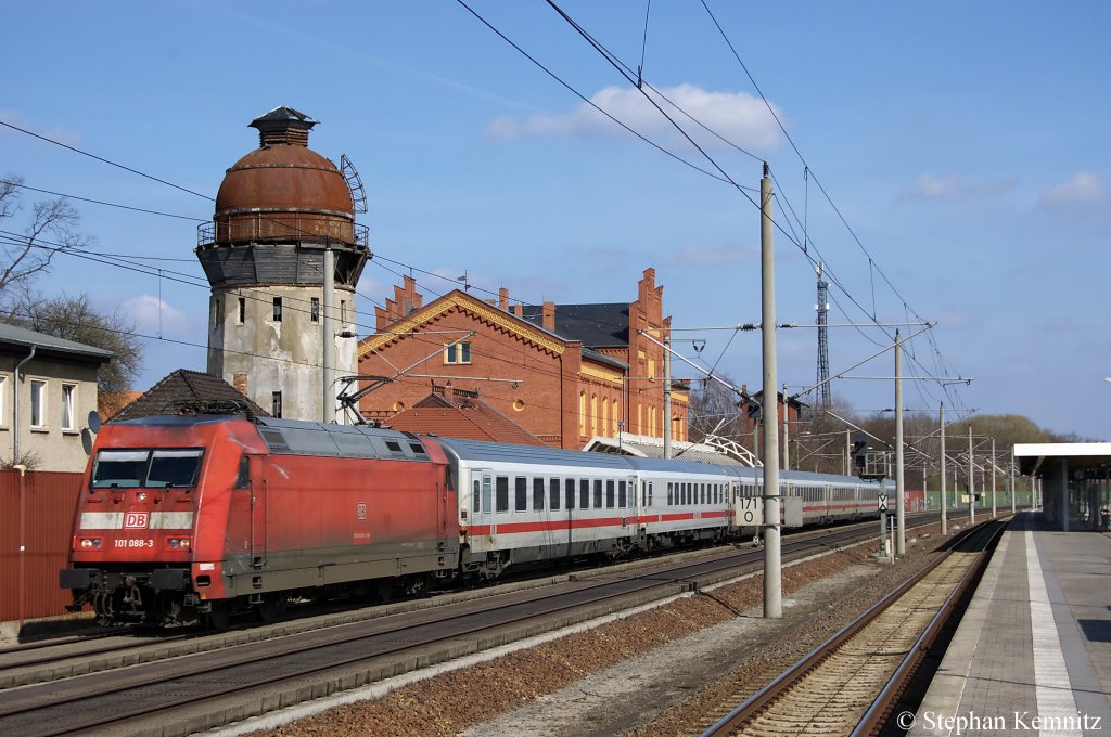 101 088-3 mit dem IC 2385 von Berlin S�dkreuz nach Frankfurt am Main in Rathenow. 02.04.2011