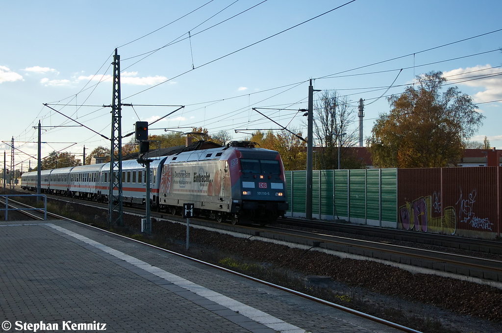 101 110-5  Eintracht Frankfurt  mit dem IC 2010 von K�ln Hbf nach Berlin S�dkreuz in Rathenow. 28.10.2012 