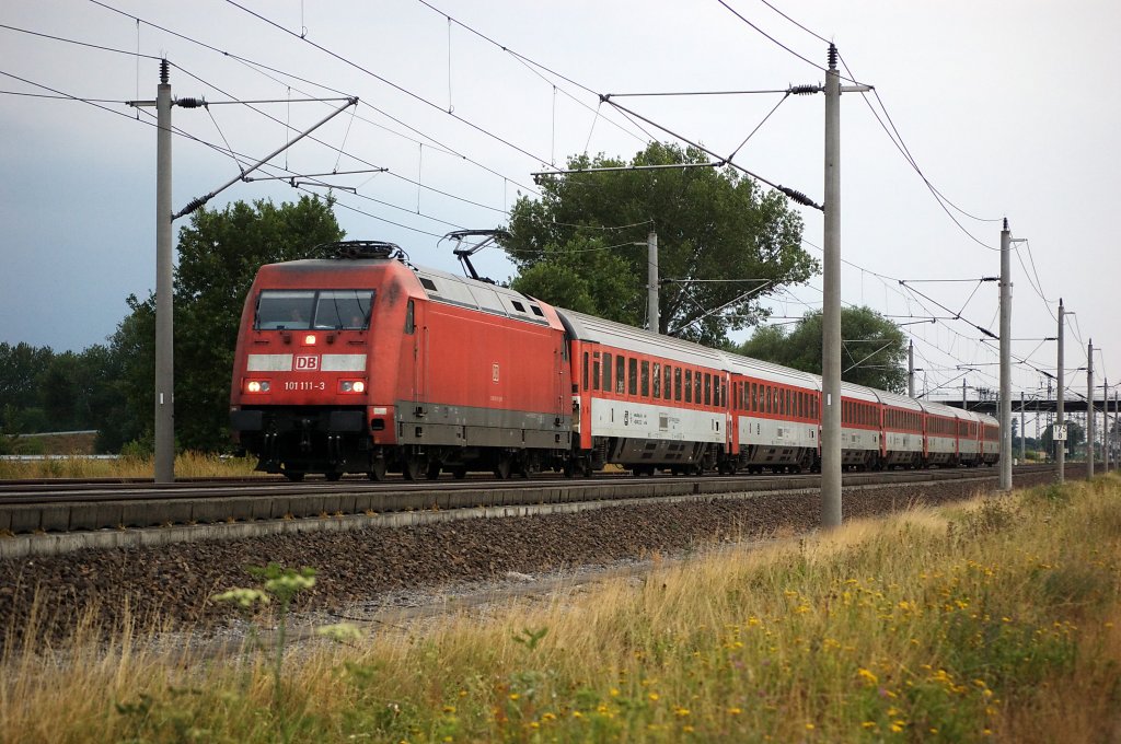 101 111-3 mit einem EC-Umleiter wegen Bschungsbrand und Signalstrung  zwischen Paulinenaue und Friesack(Mark) ber Stendal umgeleitet. Hier zwischen Rathenow und Growudicke. 05.08.2010