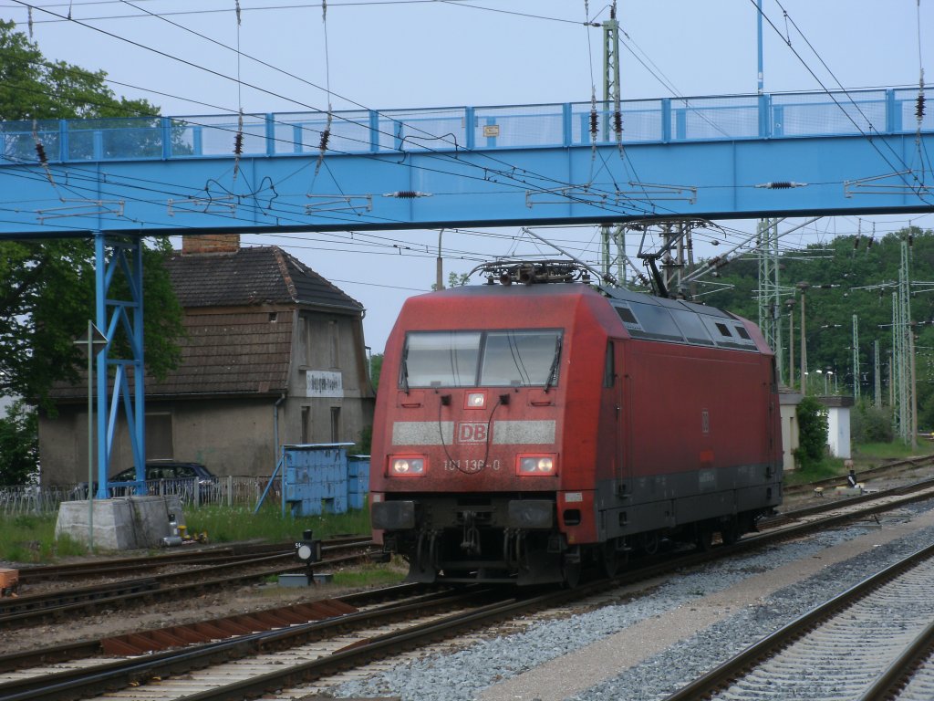 101 136 brachte am 20.Mai 2011 Nachmittag`s den IC 2212 aus Koblenz nach Binz,danach ging es Lz nach Stralsund um dann von Stralsund nach Binz den EC 378 aus Wien zu �bernehmen.Hier kam Sie als Lz von Binz nach Stralsund durch Bergen/R�gen. 