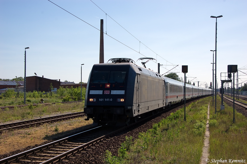 101 141-0  Bahnazubis Gegen Gewalt  mit dem IC 145 von Schiphol (Airport) nach Berlin Ostbahnhof, bei der Einfahrt in Rathenow und legte einen zus�tzlichen Halt in Rathenow ein. 25.05.2012