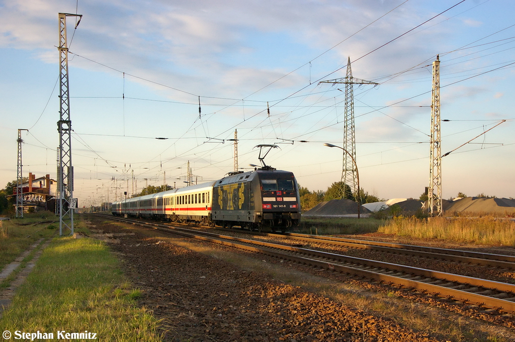 101 141-0  Bahnazubis Gegen Gewalt  mit dem IC 2431  Borkum  von Emden Auenhafen nach Cottbus in Satzkorn. 02.10.2012