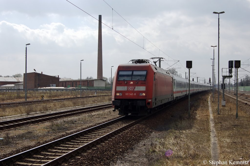 101 142-8 mit dem IC 143 von Schiphol (Airport) nach Berlin Ostbahnhof mit einem zus�tzlicher Halt in Rathenow. Der IC 143 hatte wegen Versp�tung im Ausland zu diesem Zeitpunkt eine Versp�tung von 15min gehabt. 01.04.2011
